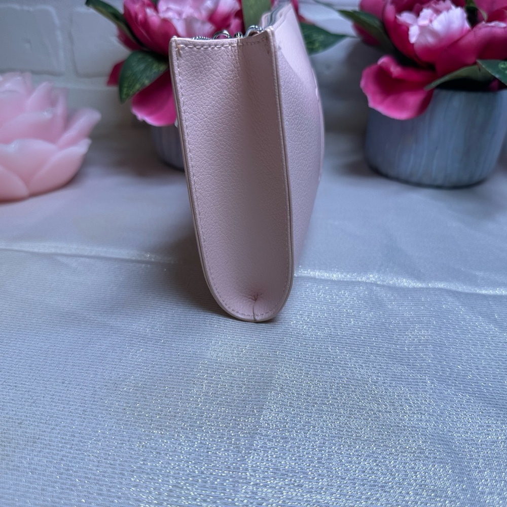 In selling a pink Dior cosmetic bag the material is leather the brand is Dior👛 - Picture 2 of 5